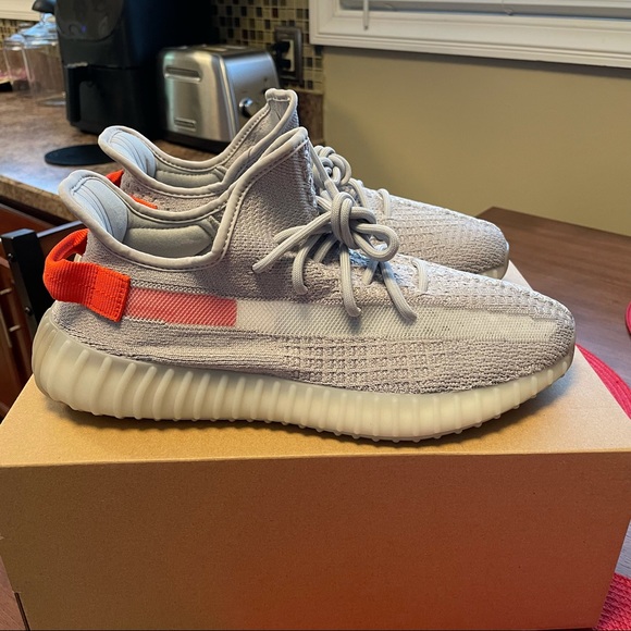 NEW YEEZY 350 TAIL LIGHT GRAY & ORANGE SIZE 10.5 main image 6